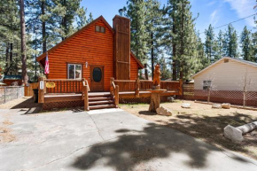 Nana Bear Manor - Quiet and spacious log cabin with hot tub perfect for a mountain getaway!